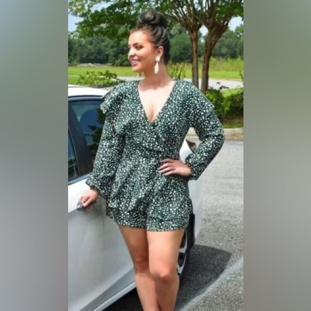 Perfectly Priscilla Women’s 1X semi wrap curvy long sleeves green romper dress